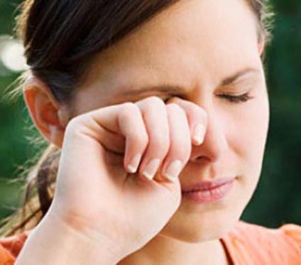 Lacrimejar em excesso pode ser sinal de problemas oculares